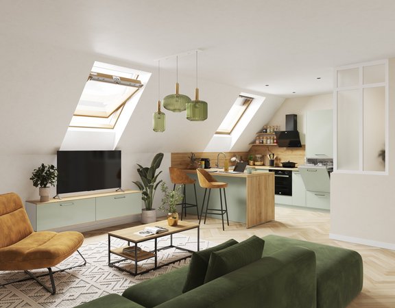 Loft sous les toits vert menthe, bois et velours vert Pièce de vie aménagée sous combles (mansarde) avec cuisine et mobilier bas vert d'eau, canapé velours vert sapin, fauteuil ocre et éclairage naturel par lucarnes de toit.