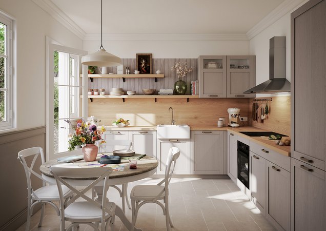 Cuisine style cottage gris clair et bois avec évier timbre Cuisine en L gris lin clair, plan de travail et crédence bois, évier timbre en céramique, table ronde et chaises blanches à croisillons.