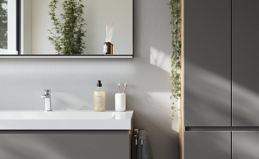 Salle de bain avec meuble vasque et rangement gris 