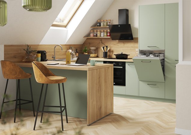 Cuisine Sous Combles Lumineuse Petite cuisine moderne sous les toits, caractérisée par des façades vert sauge, un plan de travail en bois clair et une fenêtre de toit pour une luminosité optimale.