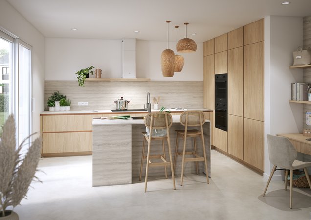Open keuken met een natuurlijke sfeer, licht hout en gevlochten vezels. Moderne, minimalistische keuken in licht eikenhout, met een centraal eiland met mineraal achterwand, rotan hanglampen en barkrukken van webbing.